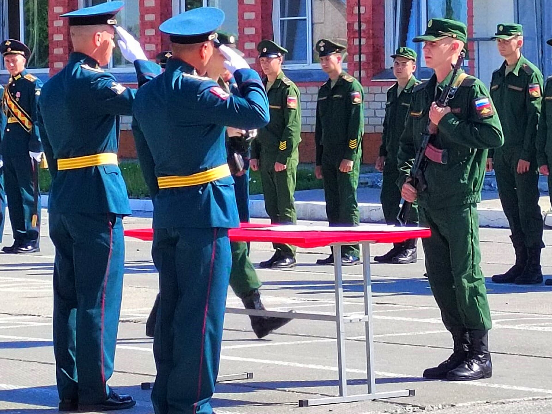 Геннадий Савалов даёт присягу